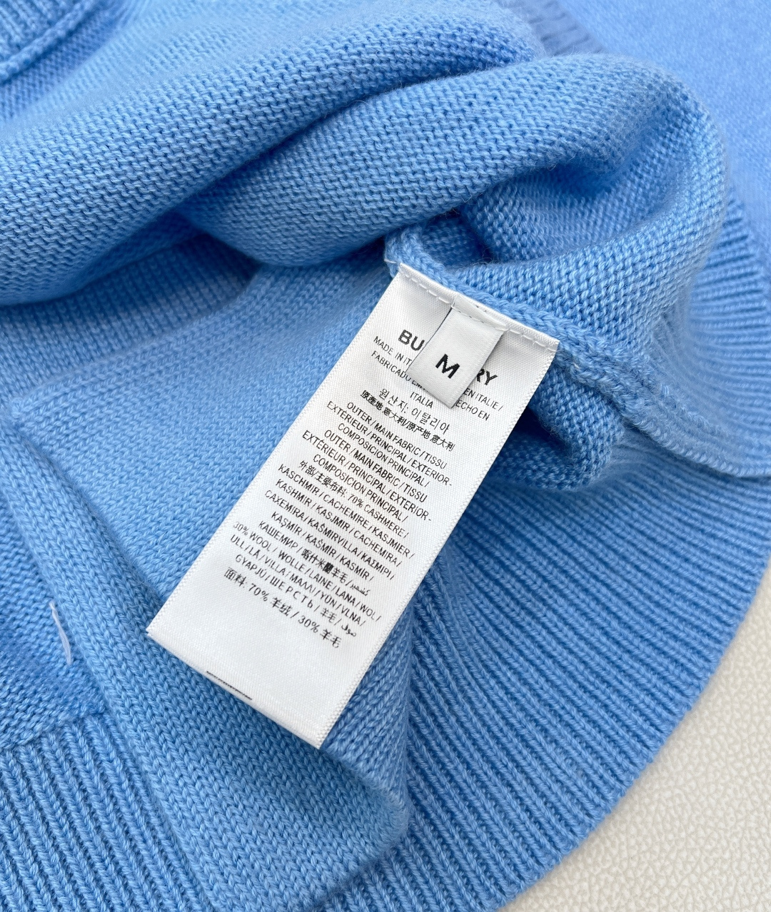 🆕 BURBERRY 字母战马徽标图案V领羊毛开衫，原版10,490购入开发，后背饰以战马logo标志，