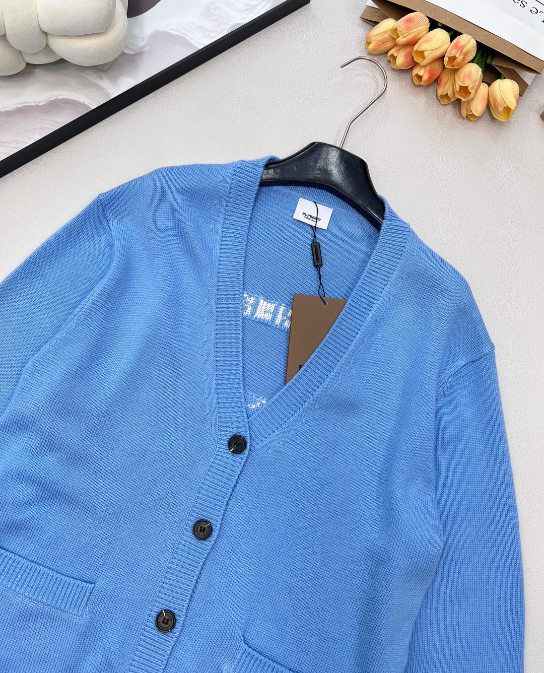 🆕 BURBERRY 字母战马徽标图案V领羊毛开衫，原版10,490购入开发，后背饰以战马logo标志，