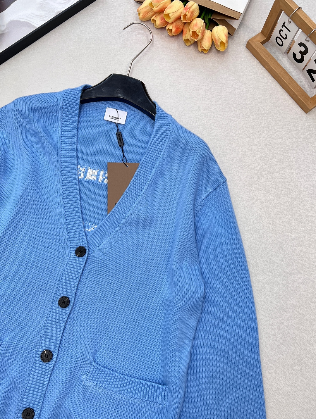 🆕 BURBERRY 字母战马徽标图案V领羊毛开衫，原版10,490购入开发，后背饰以战马logo标志，