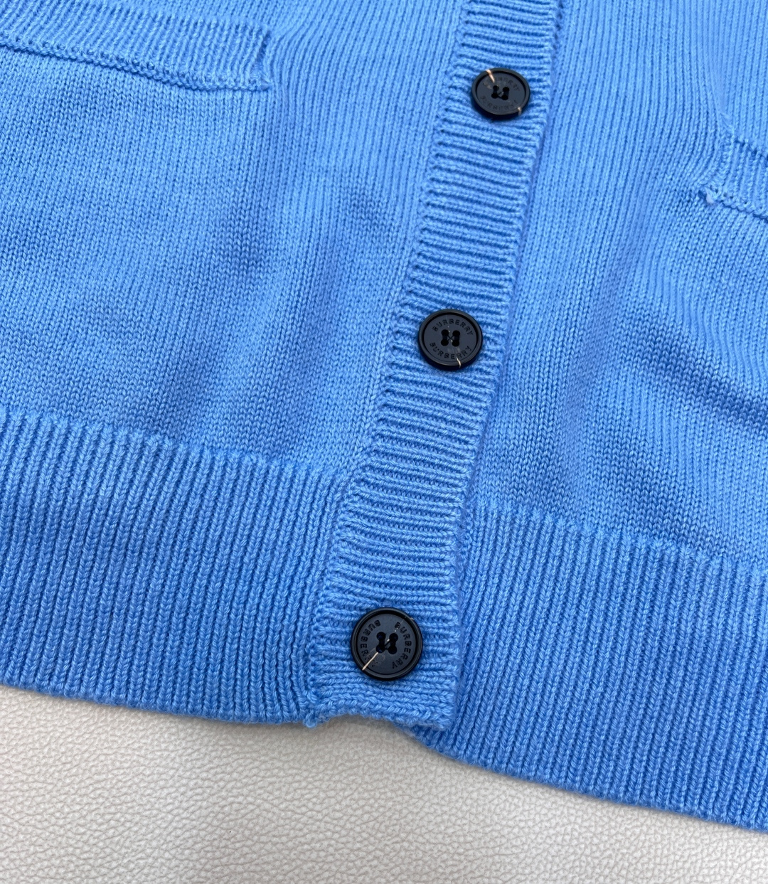 🆕 BURBERRY 字母战马徽标图案V领羊毛开衫，原版10,490购入开发，后背饰以战马logo标志，