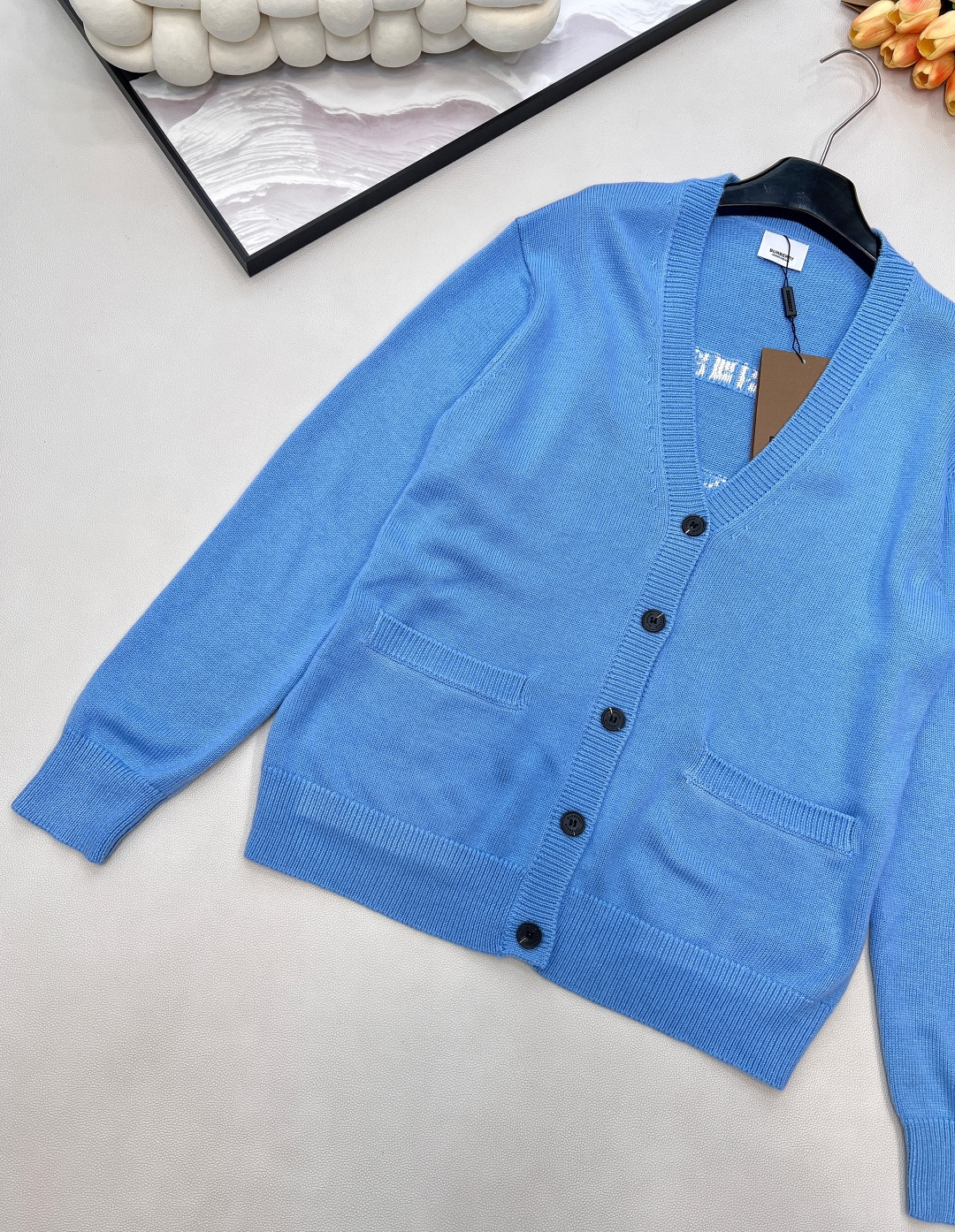 🆕 BURBERRY 字母战马徽标图案V领羊毛开衫，原版10,490购入开发，后背饰以战马logo标志，