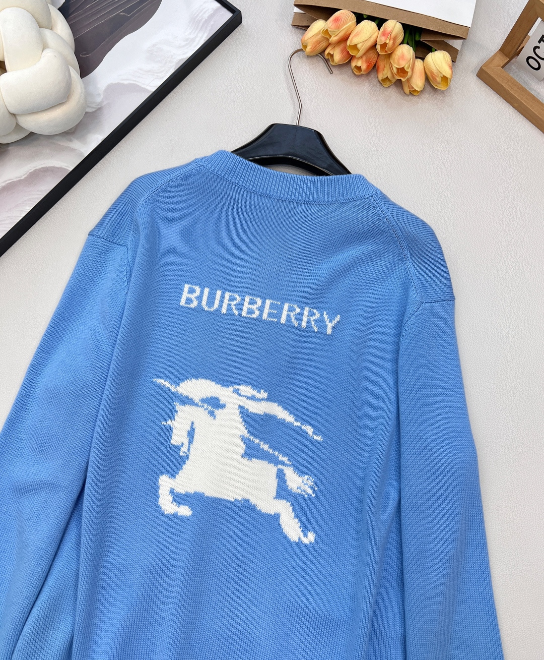 🆕 BURBERRY 字母战马徽标图案V领羊毛开衫，原版10,490购入开发，后背饰以战马logo标志，