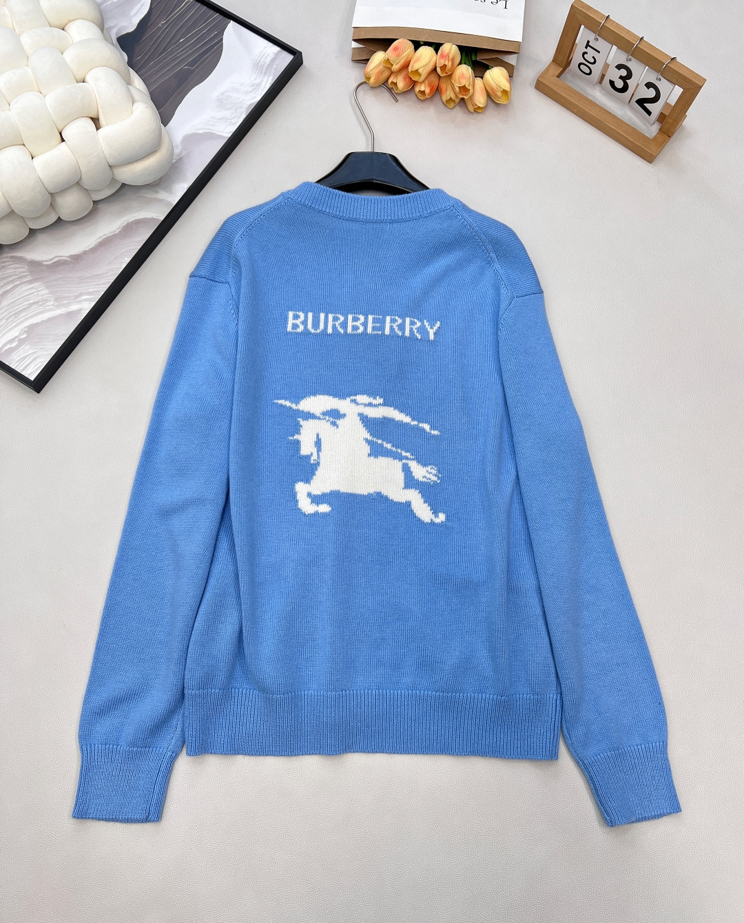 🆕 BURBERRY 字母战马徽标图案V领羊毛开衫，原版10,490购入开发，后背饰以战马logo标志，