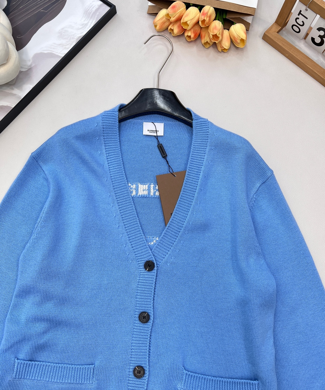 🆕 BURBERRY 字母战马徽标图案V领羊毛开衫，原版10,490购入开发，后背饰以战马logo标志，