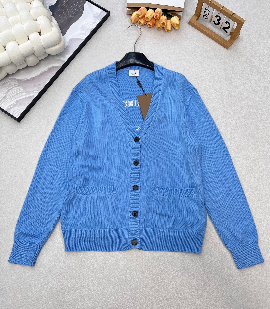 🆕 BURBERRY 字母战马徽标图案V领羊毛开衫，原版10,490购入开发，后背饰以战马logo标志，