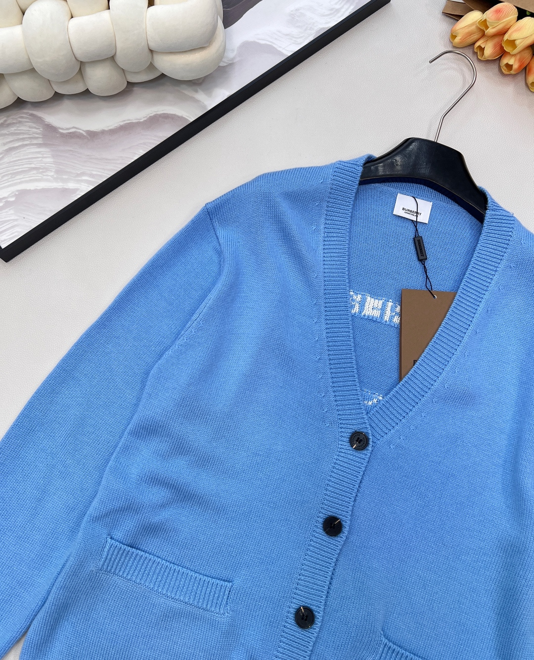 🆕 BURBERRY 字母战马徽标图案V领羊毛开衫，原版10,490购入开发，后背饰以战马logo标志，