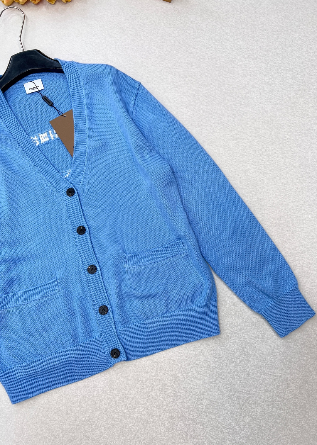 🆕 BURBERRY 字母战马徽标图案V领羊毛开衫，原版10,490购入开发，后背饰以战马logo标志，