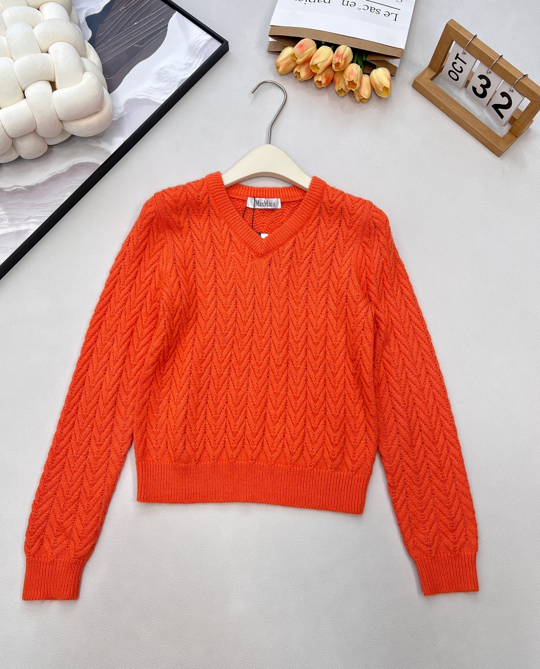 NO:605369,MAXMARA's new V-neck twist knitted pullover sweater, customized YB wool knitted material, high-end texture, comfortable and soft, obvious texture, V-neck full-shoulder long-sleeved sweater style, with vertical twist texture, highlighting the intellectual and gentle temperament. The edges are tightened with threaded vertical pit strips, full of elasticity, regular version regardless of body shape and age, simple and versatile style for daily use in autumn and winter, customized surface accessories, look for the version, complete three standards, three colors, size sml  Coding M,,sweaters,alexander wang19860909MAXMARA新款V领 麻花编织套头毛衣,定制YB羊毛针织材质 质感高级 舒适柔软 肌理明显 V领正肩长袖毛衣版型 搭配竖纹麻花肌理 突出知性温柔气质 包边均以螺纹竖坑条收紧 弹力十足 常规版型不挑身材年龄 秋冬日常简约百搭款 定制面辅料 认准版本 ,三标齐全,三色出 尺码sml 编码M,,sweaters,alexander wang,Women's clothing