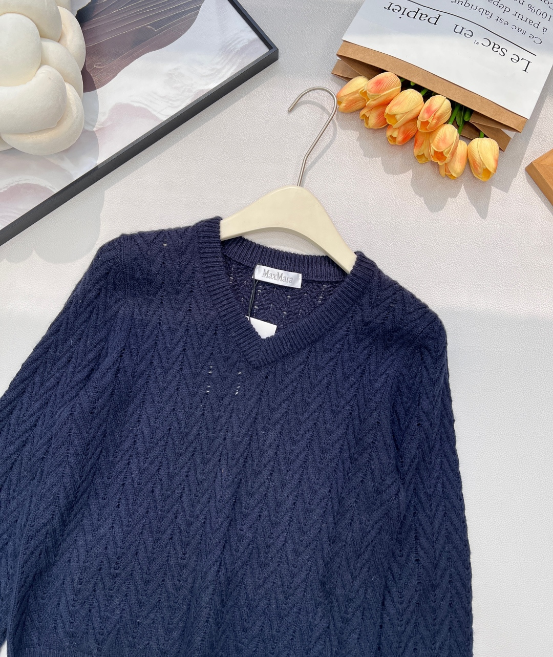 🆕MAXMARA2024新款V领 麻花编织套头毛衣，定制YB羊毛针织材质 质感高级 舒适柔软 肌理明显 