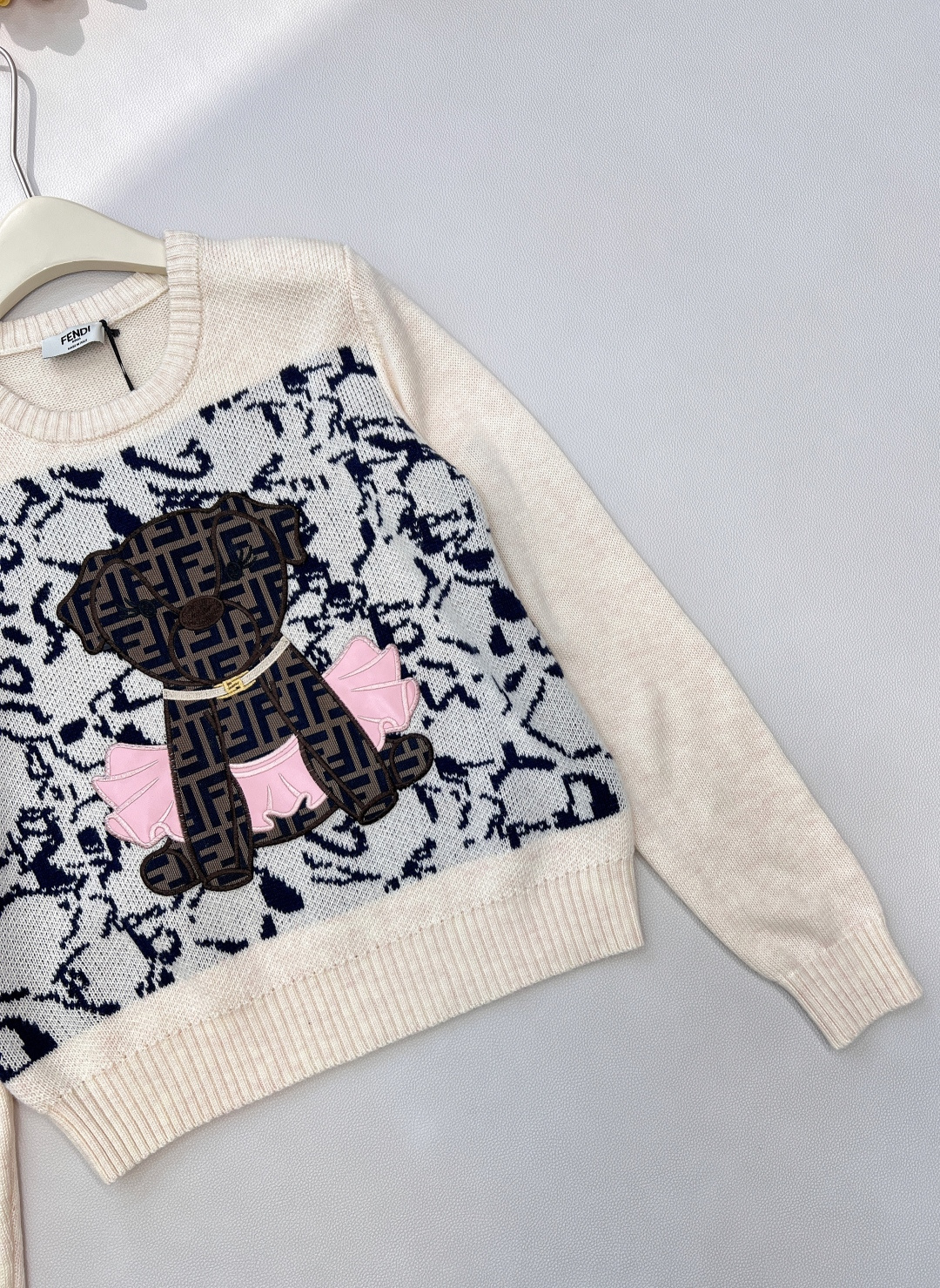 🆕FENDI新款小狗贴片刺绣长袖针织，意大利奢侈品牌芬迪的经典基因邂逅萌趣小狗元素，便诞生了这件极具辨识