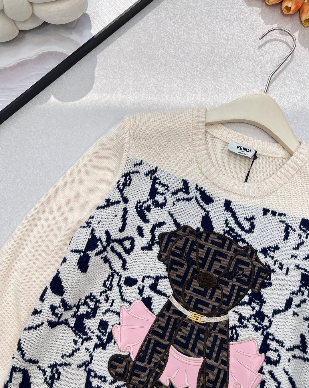 🆕FENDI新款小狗贴片刺绣长袖针织，意大利奢侈品牌芬迪的经典基因邂逅萌趣小狗元素，便诞生了这件极具辨识