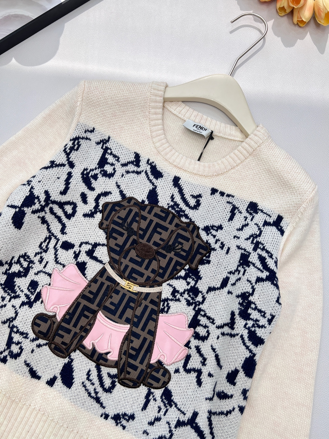 🆕FENDI新款小狗贴片刺绣长袖针织，意大利奢侈品牌芬迪的经典基因邂逅萌趣小狗元素，便诞生了这件极具辨识