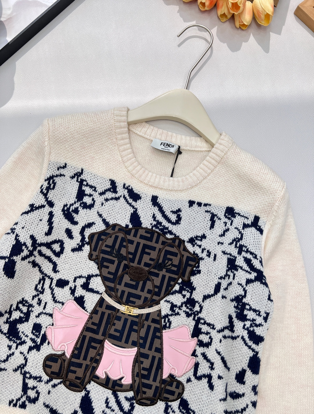 🆕FENDI新款小狗贴片刺绣长袖针织，意大利奢侈品牌芬迪的经典基因邂逅萌趣小狗元素，便诞生了这件极具辨识