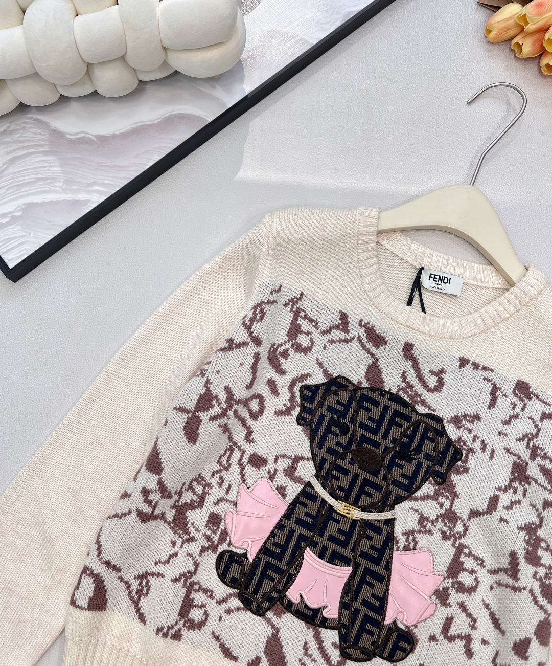 🆕FENDI新款小狗贴片刺绣长袖针织，意大利奢侈品牌芬迪的经典基因邂逅萌趣小狗元素，便诞生了这件极具辨识