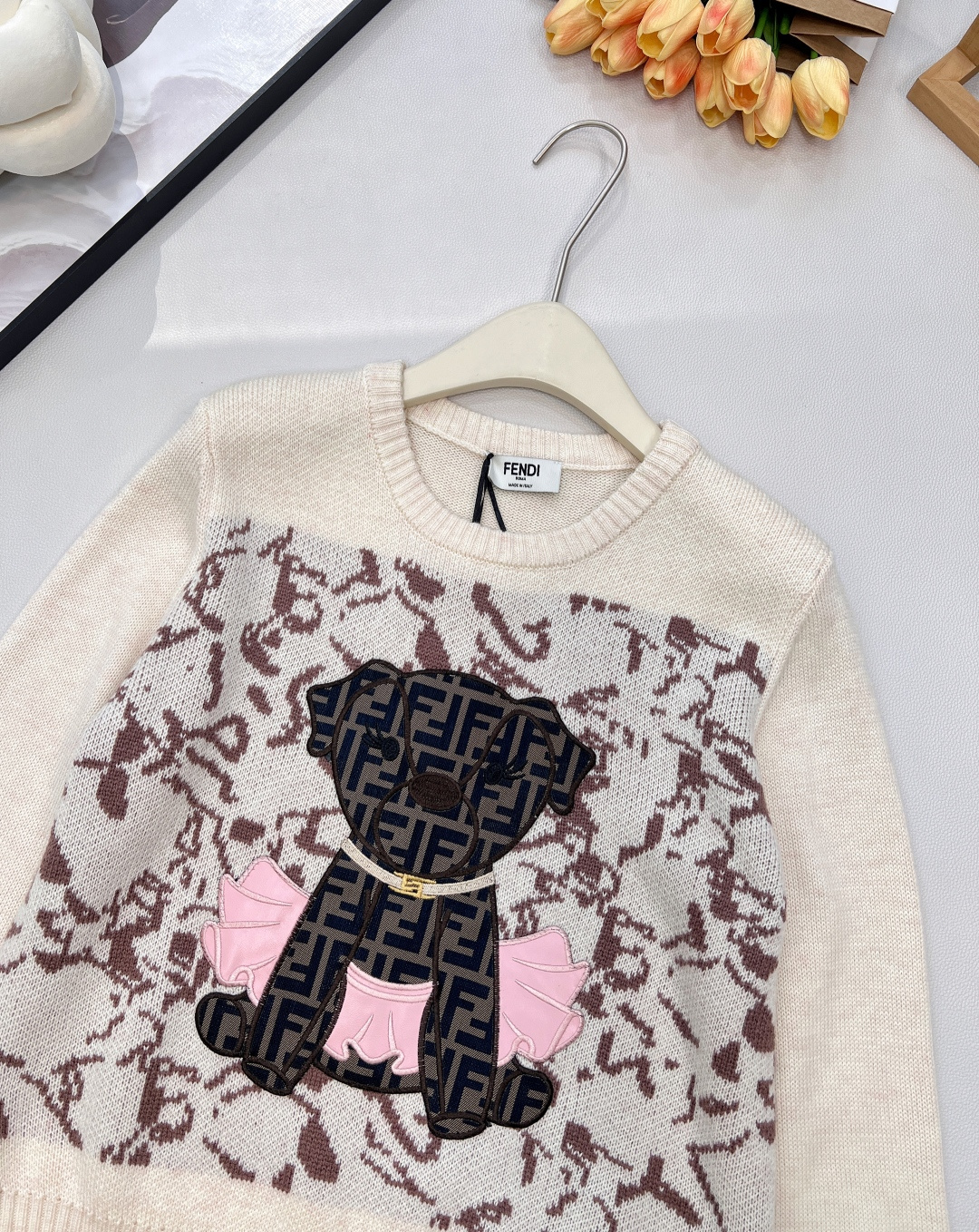 🆕FENDI新款小狗贴片刺绣长袖针织，意大利奢侈品牌芬迪的经典基因邂逅萌趣小狗元素，便诞生了这件极具辨识