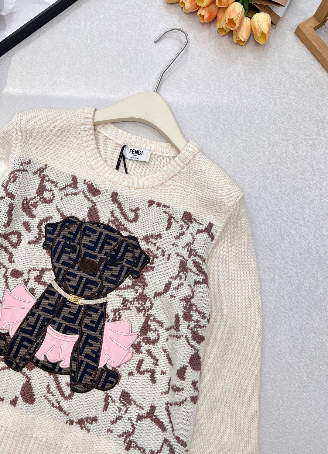 🆕FENDI新款小狗贴片刺绣长袖针织，意大利奢侈品牌芬迪的经典基因邂逅萌趣小狗元素，便诞生了这件极具辨识