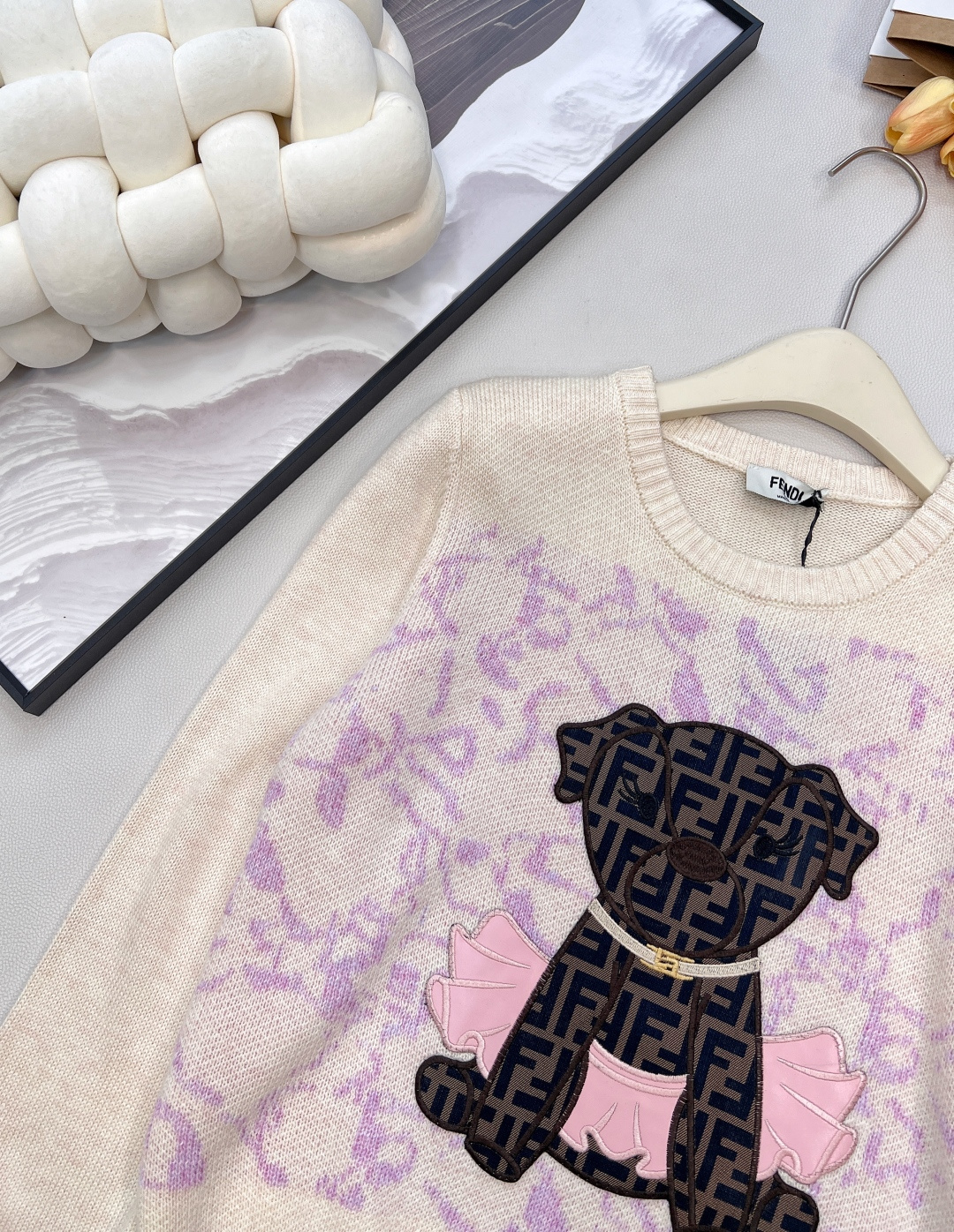 🆕FENDI新款小狗贴片刺绣长袖针织，意大利奢侈品牌芬迪的经典基因邂逅萌趣小狗元素，便诞生了这件极具辨识