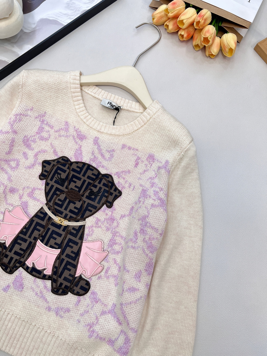 🆕FENDI新款小狗贴片刺绣长袖针织，意大利奢侈品牌芬迪的经典基因邂逅萌趣小狗元素，便诞生了这件极具辨识