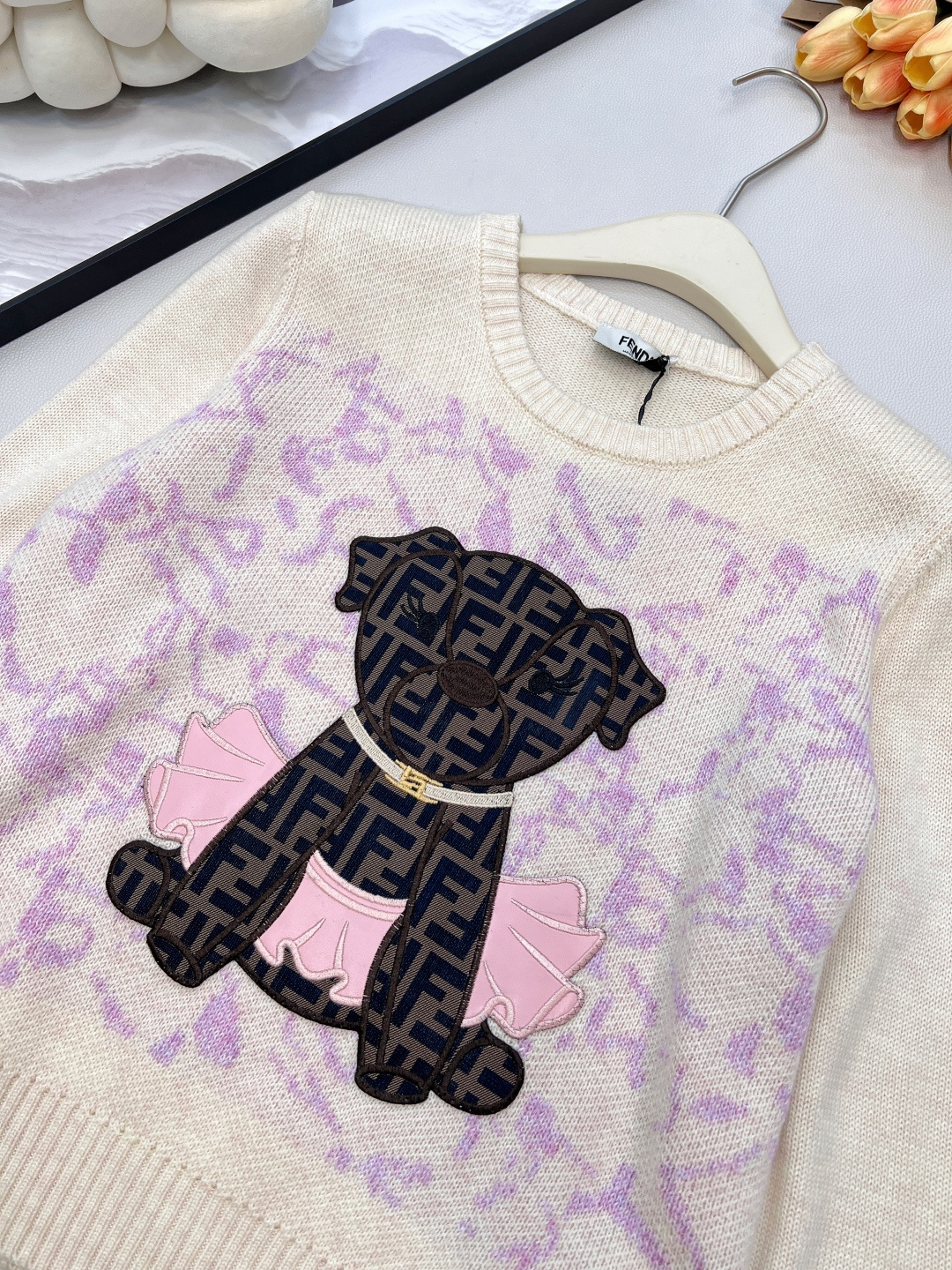 🆕FENDI新款小狗贴片刺绣长袖针织，意大利奢侈品牌芬迪的经典基因邂逅萌趣小狗元素，便诞生了这件极具辨识