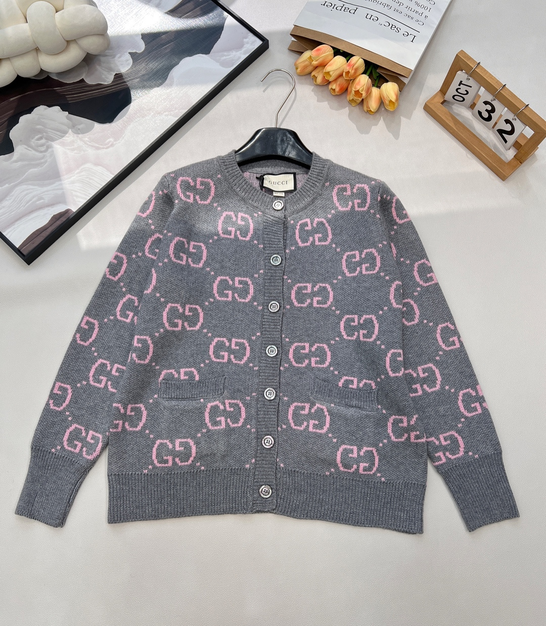 NO:605339,GUCCI contrasting color GG jacquard pink and gray wool cardigan, classic GG jacquard pattern, gray and pink color, age-reducing and high-end, 100% wool material, soft and comfortable, texture is delicate and soft, the upper body is skin-friendly, warm and fashionable, the color is very atmospheric, cute and fashionable, the version can easily divide the body proportions to make the body proportion slimmer and taller.  It looks great casually paired with pants or skirts, and it shows off your proportions!  Highly wearable. The upper body is full of noble and elegant style. The special color is fashionable and concave to the daily fashion shape. The upper body not only shows the figure but also has a gentle temperament. It has three standards and two colors. Size sml code G, gucci, skirts, alexander wang19860909GUCCI 撞色GG提花粉灰羊毛开衫 ,经典GG提花图案 灰粉配色 减龄又高级 百分百羊毛材质 软糯舒适有质感 质感细腻柔软 上身亲肤保暖又时髦 颜色很有氛围感 可爱又时髦 版型轻松分割身材比例显瘦显高 上身气质减龄又甜美少女 经典的宽松版型 对于身材包容性很强 经典的撞色GG提花复古吸睛 随意搭配裤子或者裙子都很好看,超显比例！ 实穿性高 上身高贵典雅范儿十足 特调颜色时尚凹出日常fashion造型,上身既显身材又不失温柔气质 ,三标齐全,两色出 尺码sml 编码G,,gucci,skirts,alexander wang,Women's clothing