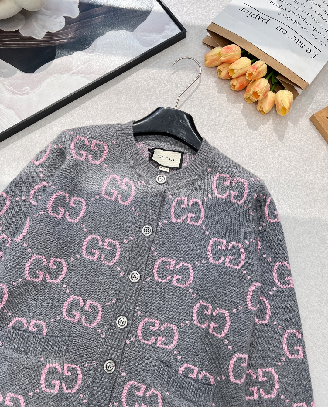 🆕 GUCCI 撞色GG提花粉灰羊毛开衫 ，经典GG提花图案 灰粉配色 减龄又高级 百分百羊毛材质 软糯