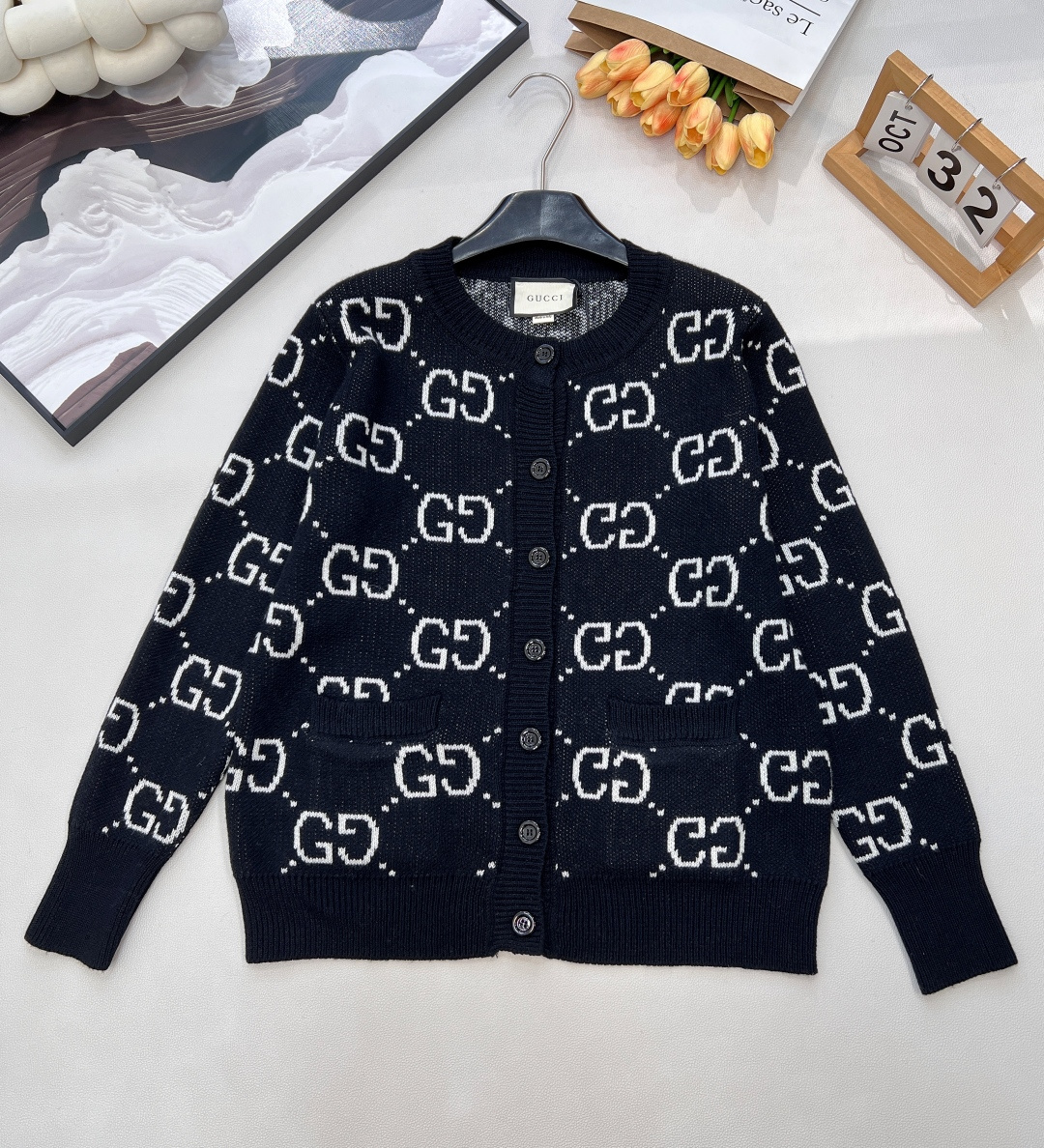 NO:605365,GUCCI contrasting color GG jacquard pink and gray wool cardigan, classic GG jacquard pattern, gray and pink color, age-reducing and high-end, 100% wool material, soft and comfortable, texture is delicate and soft, the upper body is skin-friendly, warm and fashionable, the color is very atmospheric, cute and fashionable, the version can easily divide the body proportions to make the body proportion slimmer and taller.  It looks great casually paired with pants or skirts, and it shows off your proportions!  Highly wearable. The upper body is full of noble and elegant style. The special color is fashionable and concave to the daily fashion shape. The upper body not only shows the figure but also has a gentle temperament. It has three standards and two colors. Size sml code G, gucci, skirts, alexander wang19860909GUCCI 撞色GG提花粉灰羊毛开衫 ,经典GG提花图案 灰粉配色 减龄又高级 百分百羊毛材质 软糯舒适有质感 质感细腻柔软 上身亲肤保暖又时髦 颜色很有氛围感 可爱又时髦 版型轻松分割身材比例显瘦显高 上身气质减龄又甜美少女 经典的宽松版型 对于身材包容性很强 经典的撞色GG提花复古吸睛 随意搭配裤子或者裙子都很好看,超显比例！ 实穿性高 上身高贵典雅范儿十足 特调颜色时尚凹出日常fashion造型,上身既显身材又不失温柔气质 ,三标齐全,两色出 尺码sml 编码G,,gucci,skirts,alexander wang,Women's clothing