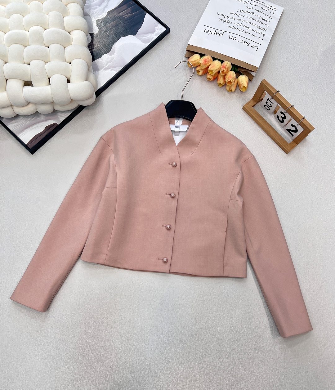 NO:605746,DIOR 2025 Early Spring Pearl Button Stand Collar Suit, a double luxury of elegance and peace of mind. Dior’s haute couture gene meets pragmatism and ingenuity. This pearl button stand collar suit redefines early spring elegance with extreme details.  The stand-up collar short suit adopts three-dimensional tailoring, with sharp shoulder lines to create a smart silhouette. Four pearl buttons are embellished like morning dew, blending oriental elegance and French luxury. The bottom skirt looks like a retro A-line silhouette, with a shorts lining of the same color hidden inside. It not only retains the romance of the swaying skirt while walking, but also completely gets rid of the worry of exposure, allowing elegance and peace of mind to go hand in hand.  Selected high-count wool worsted fabric, breathable and crisp to wear in spring, nude pink color is gentle and textured. Complete with three standards, single item!  Big stock, size sml, jacket knitting,,dior,dior,skirts,shorts,jackets & coats,alexander wang19860909DIOR 2025早春珍珠扣立领套装,优雅与安心的双重奢享,迪奥的高定基因邂逅实用主义巧思,这款珍珠扣立领西服套装以极致细节重新定义早春优雅. 立领短款西服采用立体剪裁,利落肩线塑造干练轮廓,四颗珍珠扣如晨露点缀,将东方婉约与法式奢华熔于一炉；下装半裙看似是复古A字廓形,内里暗藏同色系短裤里衬,行走间既保留裙摆摇曳的浪漫,又彻底摆脱走光顾虑,让优雅与安心并行不悖. 精选高支羊毛精纺面料,春日穿着透气挺括,裸粉色调温柔又显质感.三标齐全,单出！大货出 尺码sml 外套编,,dior,dior,skirts,shorts,jackets & coats,alexander wang,Women's clothing