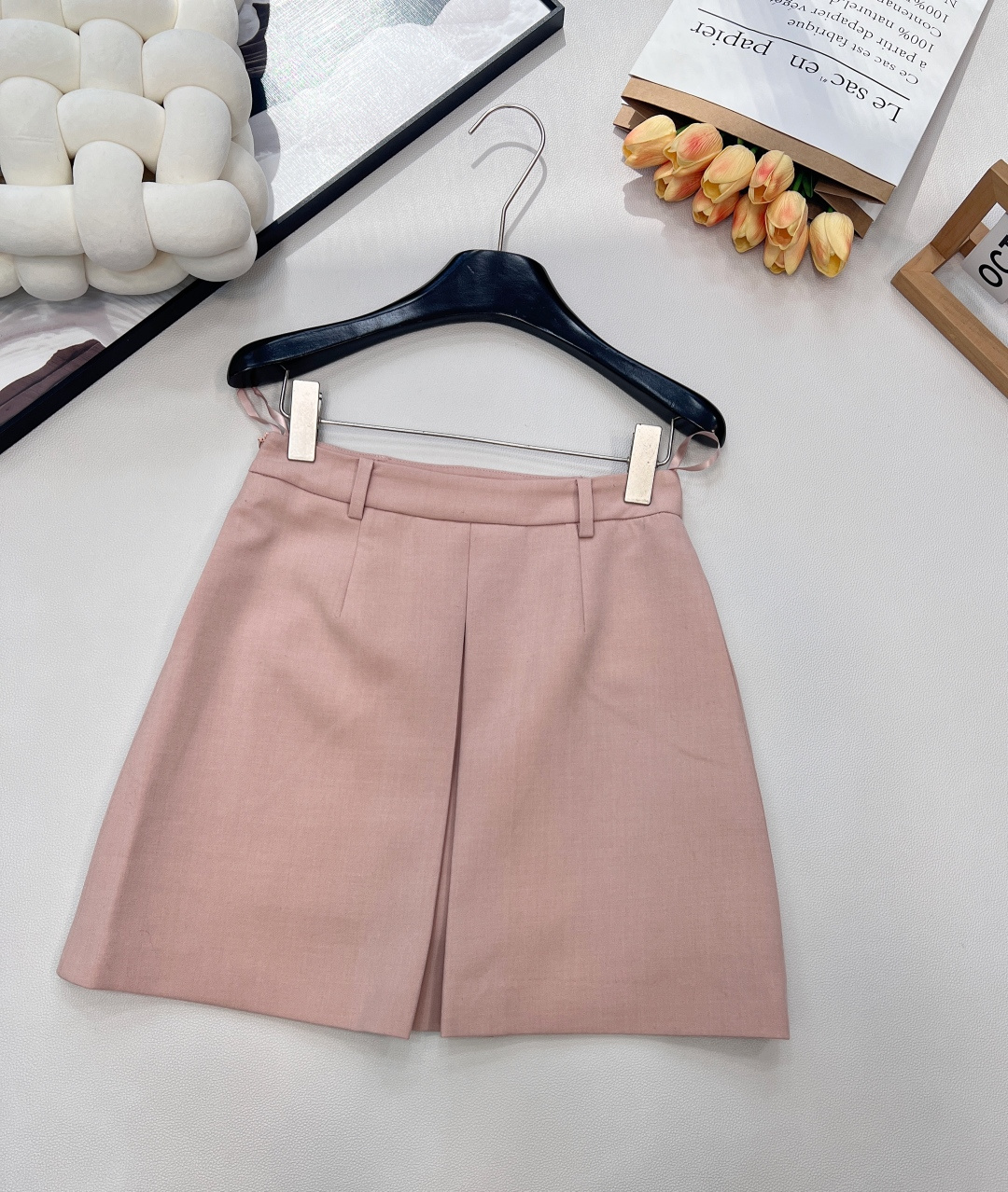 NO:605743,DIOR 2025 Early Spring Pearl Button Stand Collar Suit, a double luxury of elegance and peace of mind. Dior’s haute couture gene meets pragmatism and ingenuity. This pearl button stand collar suit redefines early spring elegance with extreme details.  The stand-up collar short suit adopts three-dimensional tailoring, with sharp shoulder lines to create a smart silhouette. Four pearl buttons are embellished like morning dew, blending oriental elegance and French luxury. The bottom skirt looks like a retro A-line silhouette, with a shorts lining of the same color hidden inside. It not only retains the romance of the swaying skirt while walking, but also completely gets rid of the worry of exposure, allowing elegance and peace of mind to go hand in hand.  Selected high-count wool worsted fabric, breathable and crisp to wear in spring, nude pink color is gentle and textured. Complete with three standards, single item!  Big shipments, sizes sml,,dior,dior,skirts,shorts,alexander wang19860909DIOR 2025早春珍珠扣立领套装,优雅与安心的双重奢享,迪奥的高定基因邂逅实用主义巧思,这款珍珠扣立领西服套装以极致细节重新定义早春优雅. 立领短款西服采用立体剪裁,利落肩线塑造干练轮廓,四颗珍珠扣如晨露点缀,将东方婉约与法式奢华熔于一炉；下装半裙看似是复古A字廓形,内里暗藏同色系短裤里衬,行走间既保留裙摆摇曳的浪漫,又彻底摆脱走光顾虑,让优雅与安心并行不悖. 精选高支羊毛精纺面料,春日穿着透气挺括,裸粉色调温柔又显质感.三标齐全,单出！大货出 尺码sml,,dior,dior,skirts,shorts,alexander wang,Women's clothing