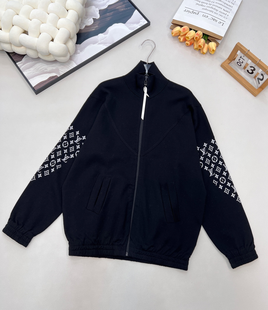 NO:605742,LOUIS VUITTON Monogram element presbyopic contrasting color knitted zipper sweater jacket is made of high-density cotton blended fabric, which feels thick and crisp, and is both soft and wear-resistant. The stand-up collar design is matched with metal zippers, which is both warm and neat. The classic presbyopic pattern on the sleeves is made of fine jacquard technology, and the pattern is three-dimensional and clear, highlighting the brand recognition. The body adopts a loose fit, smooth tailoring, comfortable to wear and free of movement. There are large pockets on both sides of the front, which are both practical and decorative.  The inside of the collar and cuffs have been double-line reinforced to enhance durability. From fabric selection to hardware accessories, everything reflects the pursuit of quality, making it an ideal choice for daily wear and outdoor travel. The knitted fabric is soft and comfortable, and the elastic design of the cuffs and hem is sporty and practical. The pockets on both sides are super storage, suitable for daily travel or travel. The Flight Mode series focuses on fashionable sports style, simple and versatile, and can be easily matched with various items, comfortable and stylish, and is a wardrobe must-have!  I like this sense of relaxation so much!  Same style for men and women, complete with three standards, large shipments, size sml code, louis vuitton, jackets & coats, sweaters, alexander wang19860909LOUIS VUITTON Monogram元素老花撞色针织拉链毛衣外套 采用高密度棉混纺面料,手感厚实挺括,兼具柔软与耐磨特性. 立领设计配合金属拉链,既保暖又显利落.袖子上的经典老花图案采用精细提花工艺,图案立体清晰,彰显品牌辨识度. 衣身采用宽松版型,剪裁流畅,穿着舒适且活动自如.前襟两侧设置大口袋,兼顾实用性与装饰性. 领口内侧及袖口处均做了双线加固处理,增强耐穿性.从面料选择到五金配件,每一处都体现了对品质的追求,是日常穿搭与户外出行的理想选择. 针织面料柔软舒适,袖口和下摆松紧设计,运动感十足又实用.两侧口袋超能装,日常出行或旅行都很适合. Flight Mode系列主打时尚运动风,简约百搭,轻松搭配各种单品,舒适又有型,是衣橱必备! 太喜欢这种松弛感啦！男女同款,三标齐全,大货出 尺码sml 编码,,louis vuitton,jackets & coats,sweaters,alexander wang,Women's clothing