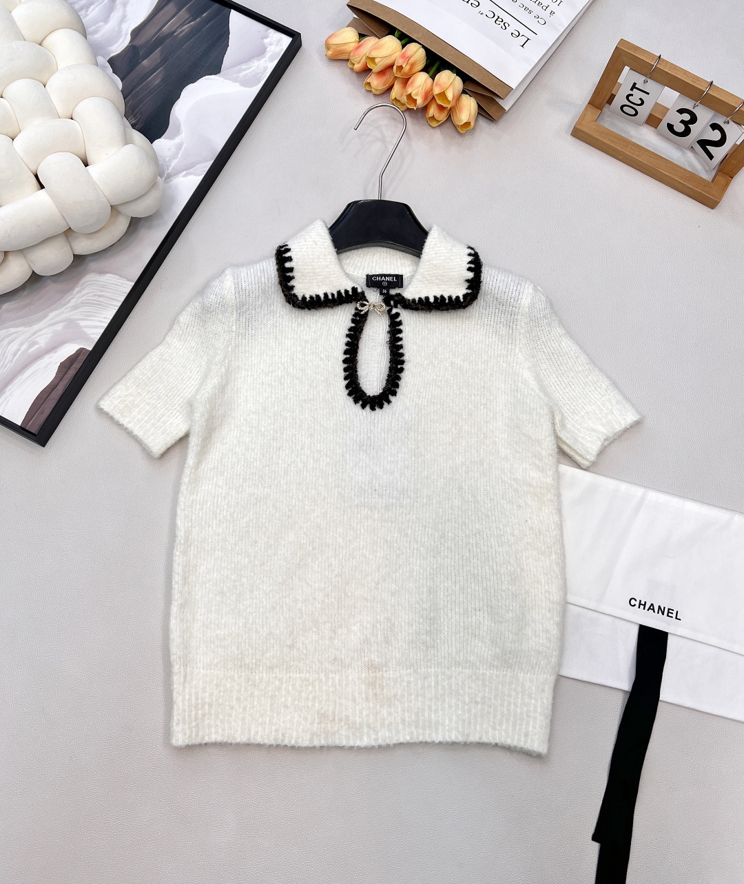 NO:605731,Chanel2025 new lapel contrast color knitted short sleeves, 25coco ski series #customized YB cashmere yarn weaving, high-end texture, comfortable and soft, lapel knitted short sleeve tailoring, contrasting color collar half placket design, with water  Diamond bow ties connect both ends, and the whole body has a fine crochet texture with a full grainy feel. It is available in blue and white colors. It is fashionable and versatile. The elastic binding easily highlights the full texture of details. It is exquisite and stylish, and the outfit is fashionable and western-style. Comes with dust-proof bag packaging. Customized surface accessories  , complete three standards, two colors, size sml code, chanel, T-shirt, alexander wang19860909Chanel2025新款翻领撞色针织短袖,25coco滑雪系列#定制YB羊绒纱线织造,质感高级,舒适柔软,翻领针织短袖剪裁,走线撞色领边半开襟设计,配合水钻蝴蝶结连接两端,通体细密钩针肌理,颗粒感十足,蓝白两色可选,时髦百搭,弹力包边轻松突出满分细节质感,精致有格调,穿搭时髦洋气.配有防尘袋包装.定制面辅料 ,三标齐全,两色出 尺码sml 编码,,chanel,T-shirt,alexander wang,Women's clothing