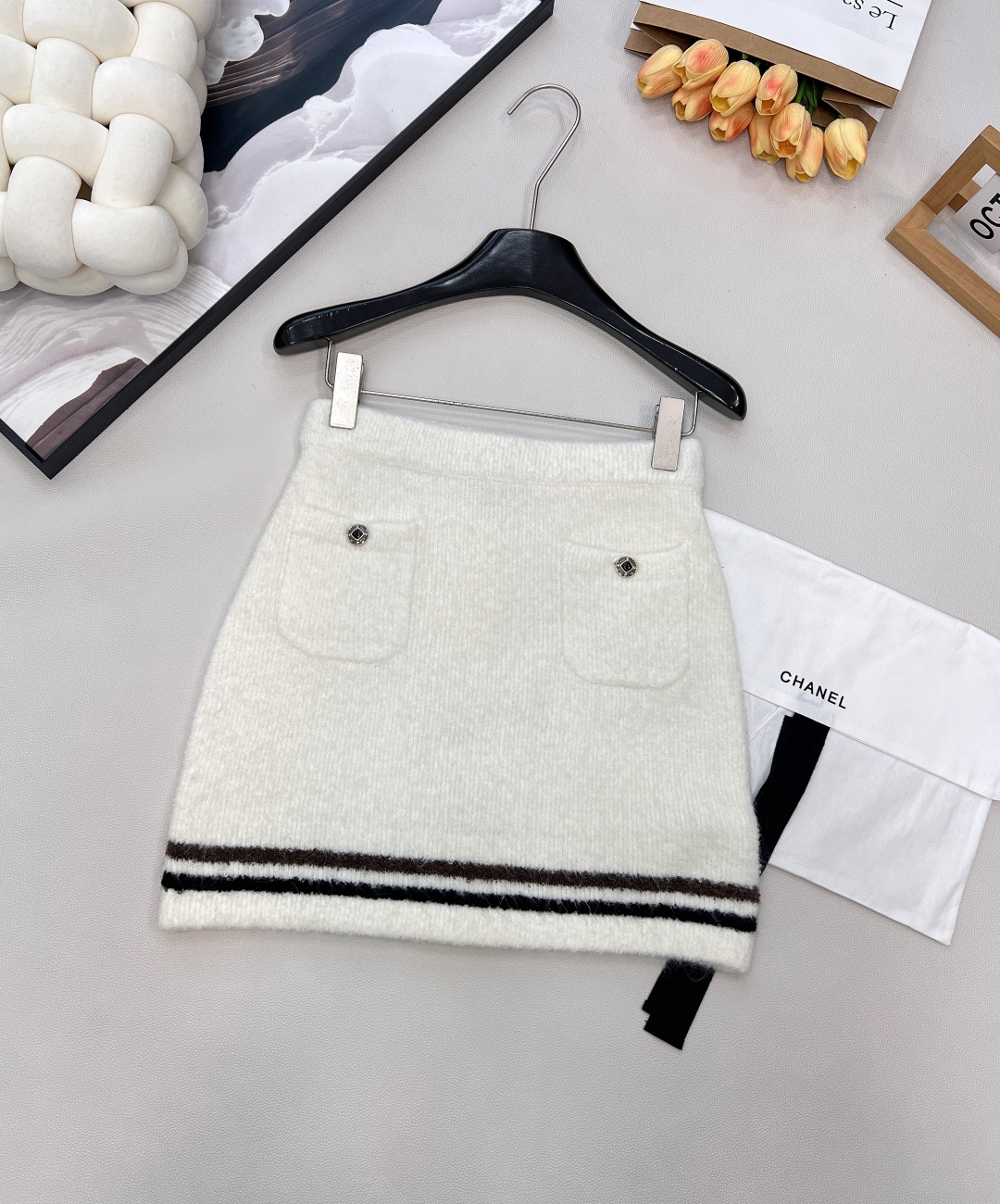 NO:605754,Chanel2025 new cashmere knitted striped hip-covering short skirt, 25coco ski series #customized YB cashmere yarn weaving, high-grade texture, stretchy and comfortable, elastic high-waisted half-body tailoring, waist and hip slightly expanded A-shaped design, improves tolerance lines, increases  It adds a sense of elegance and neatness, with symmetrical pockets on both sides and a three-dimensional gem round buckle in the center, showing a high-end style. The contrasting stripes on the skirt increase the visual layering and are full of femininity. The upper body is stylish and more elegant, making it a must-have for dating and commuting. Comes with a delicate lace-up dust bag  Customized surface accessories, complete three standards, two colors, size sml, chanel, skirts, alexander wang19860909Chanel2025新款羊绒针织条纹包臀短裙,25coco滑雪系列#定制YB羊绒纱线织造,质感高级,弹力舒适,弹力高腰半身剪裁,腰胯微外扩A形设计,改善包容线条,增加优雅利落感,两侧对称口袋,居中点缀立体宝石圆扣,尽显高级格调,裙摆撞色条纹,增加视觉层次感,气质女人味十足.上身有型更显气质,约会通勤必备穿搭.配有精致系带防尘袋 定制面辅料 ,三标齐全,两色出 尺码sml 编,,chanel,skirts,alexander wang,Women's clothing