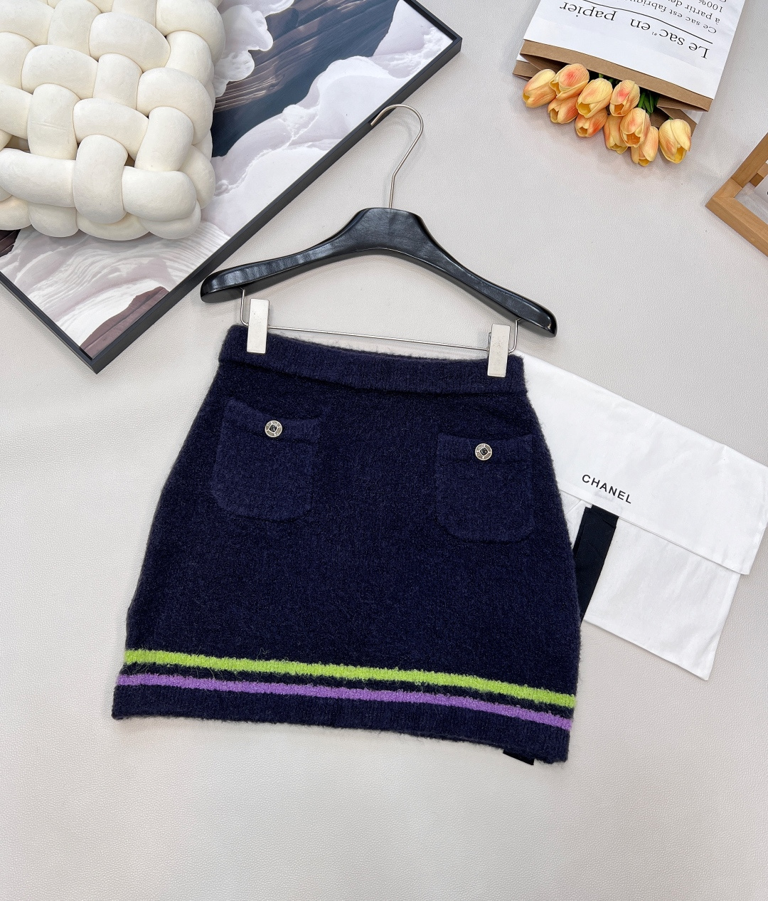 NO:605748,Chanel2025 new cashmere knitted striped hip-hugging short skirt, 25coco ski series #customized YB cashmere yarn weaving, high-grade texture, stretchy and comfortable, elastic high-waisted half-body tailoring, waist and hip slightly expanded A-shaped design, improves tolerance lines, increases  It adds a sense of elegance and neatness, with symmetrical pockets on both sides and a three-dimensional gem round buckle in the center, showing a high-end style. The contrasting stripes on the skirt increase the visual layering and are full of femininity. The upper body is stylish and more elegant, making it a must-have for dating and commuting. Comes with a delicate lace-up dust bag  Customized surface accessories, complete three standards, two colors, size SML code, chanel, skirts, alexander wang19860909Chanel2025新款羊绒针织条纹包臀短裙,25coco滑雪系列#定制YB羊绒纱线织造,质感高级,弹力舒适,弹力高腰半身剪裁,腰胯微外扩A形设计,改善包容线条,增加优雅利落感,两侧对称口袋,居中点缀立体宝石圆扣,尽显高级格调,裙摆撞色条纹,增加视觉层次感,气质女人味十足.上身有型更显气质,约会通勤必备穿搭.配有精致系带防尘袋 定制面辅料 ,三标齐全,两色出 尺码sml 编码,,chanel,skirts,alexander wang,Women's clothing