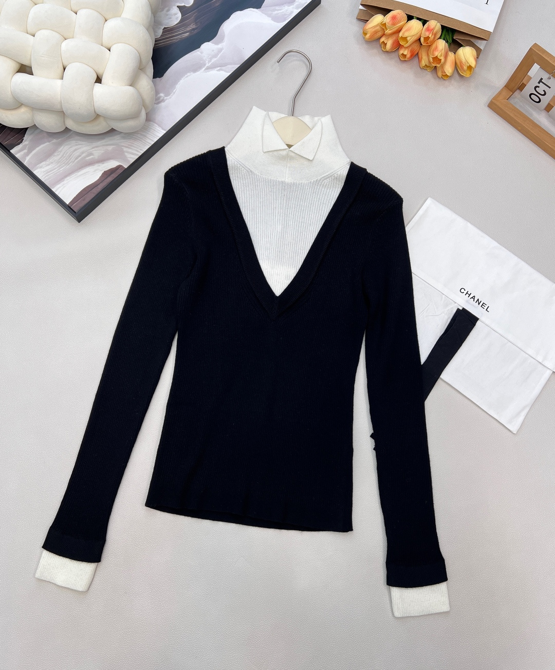 NO:605739,Chanel2025 new contrasting fake two-piece knitted top, made of customized YB wool yarn, skin-friendly and comfortable, soft and textured, lapel knitted long-sleeved version, the outer V-shaped neckline collides with the inner lapel, creating a fake two-piece black and white stacking effect, the inner  Vertical grooved stripe texture on the inside guarantees both warmth and fashion. The double C logo letter decoration on the back collar shows the elegant and academic atmosphere of Xiangjia. It is very fashionable to wear alone or layered in autumn and winter. It can be easily controlled in daily commuting. It is full of retro age-reducing style and customized fabrics and accessories.  Equipped with exquisite lace dust bag, accurate version, complete three standards, large shipments, size sml code, chanel, chanel, alexander wang19860909Chanel2025新款撞色假两件针织上衣,定制YB羊毛纱线织造,亲肤舒适,柔软有质感,翻领针织长袖版型,外层V形领口碰撞内层翻领,打造假两件黑白叠穿效果,内里竖坑条纹理,保暖性与时尚调性双重保障,后领双C徽标字母装饰,展现香家优雅学院气息,秋冬单穿叠穿都很时髦,日常通勤都可轻松驾驭,满满的复古减龄风格,定制面辅料 配有精致系带防尘袋 认准版本,三标齐全,大货出 尺码sml 编码,,chanel,chanel,alexander wang,Women's clothing