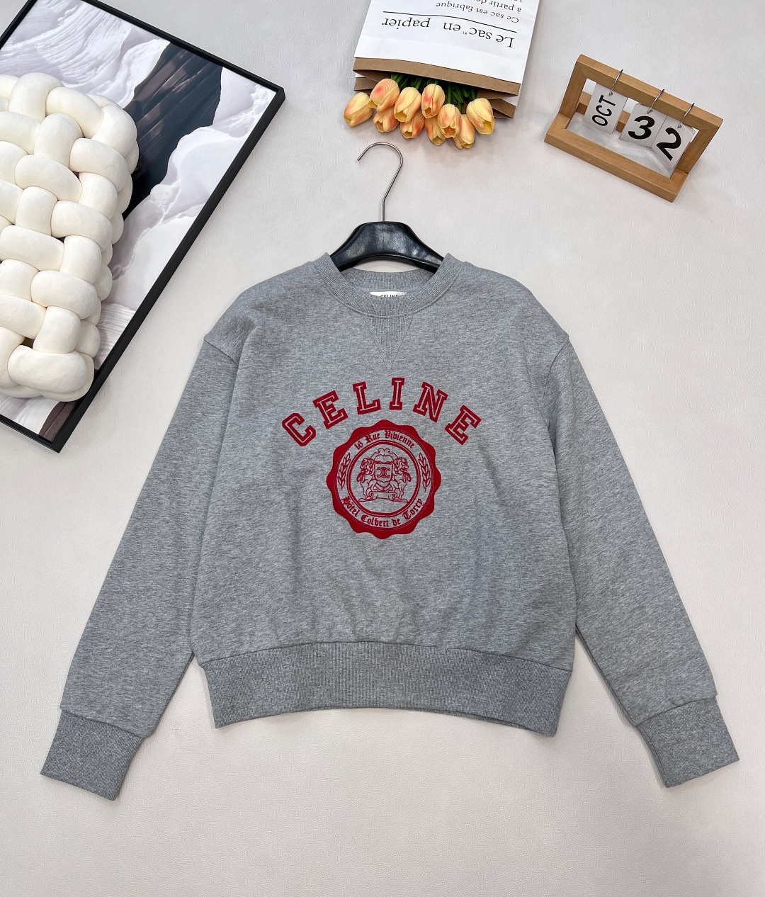 NO:606179,CELINE letter printed round neck sweatshirt, the new printed sweatshirt, super gentle color, not picky at all, casual atmosphere and modern style, gray full of youthful vitality, flocked letter printed LOGO, simple and age-reducing, loose silhouette and dropped shoulders have a bit of lazy temperament~ Exquisite and neat, versatile and not greasy item, just wear French ce, casual and elegant sports style, simple and refined!  Three standards are complete, large quantities are shipped, sizes are sml, celine, hoodie, sweatshirts, alexander wang19860909CELINE字母印花圆领卫衣,新出的印花卫衣 超级温柔的颜色 完全不挑人 休闲氛围摩登格调 灰色青春活力感满满,植绒字母印花LOGO,简约又减龄,宽松廓形落肩多了几分慵懒气质～ 精致利落 百搭不腻的单品 就是要穿法式的ce 休闲雅致运动风 简约精致满满！三标齐全,大货出 尺码sml 编,,celine,hoodie,sweatshirts,alexander wang,Women's clothing