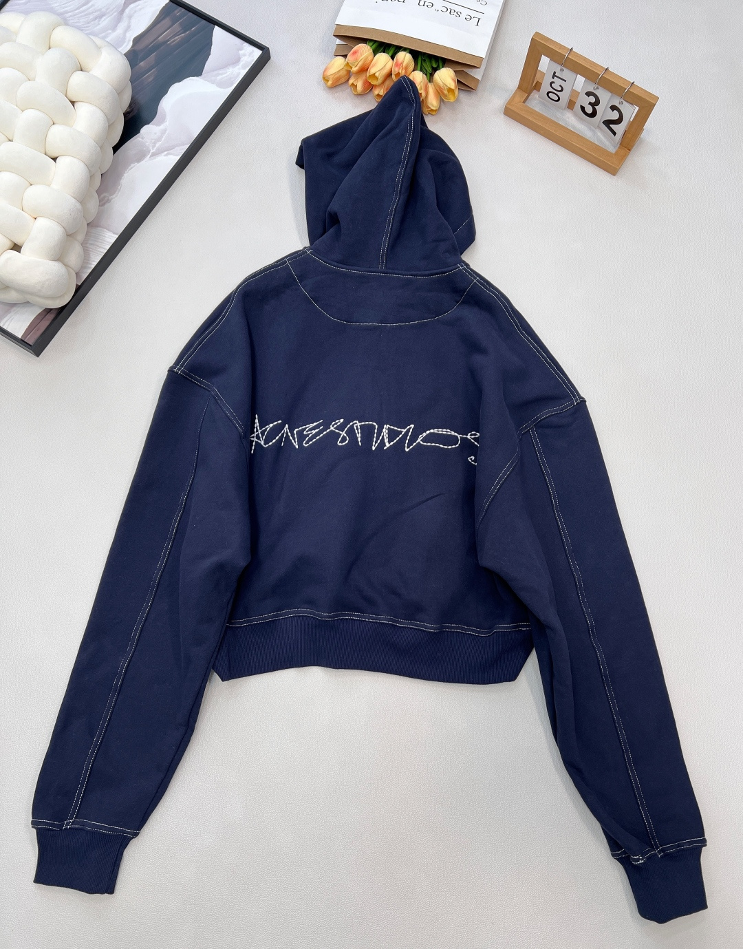 NO:606167,ACNE STUDIO short hooded zippered jacket with letters on the back, contrasting rose and pink colors | Sweet and cool to start the season, attracting street attention. When Nordic minimalism meets high-saturated rose power, this short jacket is your early autumn statement!   The black letters strike out in contrasting colors, and when you turn around, you get a visual critical hit!   Short silhouette + hooded zipper, neat tailoring raises the waistline, even a small person can wear supermodel proportions. Made of soft cotton fleece fabric, embellished with the Acne Studios iconic embroidered logo of the season on the back. Contrast stitching design, equipped with front kangaroo pocket, ribbed cuffs and hem. Neutral style, casual fit. The cold-toned rose pink breaks the dullness, the black base suppresses the publicity, the sweet-cool balance is just right, and yellow leather can be easily controlled!   The rose pink color is definitely eye-catching in the gray autumn and winter. The small high-waist style is also particularly proportional. Small people will not feel the pressure. The black classic can never go wrong. The white top-stitch embroidery design is cool and handsome!  It is low-key and has hidden layers. It is not exaggerated for daily wear but has high-level recognition. Complete three standards, two colors, size sml, Acne studios, dior, jackets & coats, hats, alexander wang19860909ACNE STUDIO 后背字母明线短款连帽拉链外套 玫粉撞色锋芒｜甜酷开季,引爆街头焦点 当北欧极简遇上高饱和玫力,这件短款外套就是你的初秋宣言！  黑色字母撞色出击,转身即是视觉暴击！  短款廓形+连帽拉链利落剪裁拉升腰线,小个子也能穿出超模比例 选用柔软的棉质抓绒面料制成,背面点缀当季 Acne Studios 标志性刺绣徽标 撞色缝线设计,配有正面袋鼠口袋、罗纹袖口和下摆.中性风格,休闲版型. 冷调玫粉打破沉闷,黑色基底压住张扬,甜酷平衡恰到好处,黄皮也能轻松驾驭！  玫粉色在灰暗的秋冬绝对是让人眼前一亮的存在 小高腰的款 也特别的拉比例 小个子也不会感觉到有压力 黑色经典永不出错 白色明线刺绣设计,又酷又帅！低调中暗藏层次,日常穿不浮夸却自带高级辨识度. 三标齐全,两色出 尺码sml 编,,acne studios,dior,jackets & coats,hats,alexander wang,Women's clothing