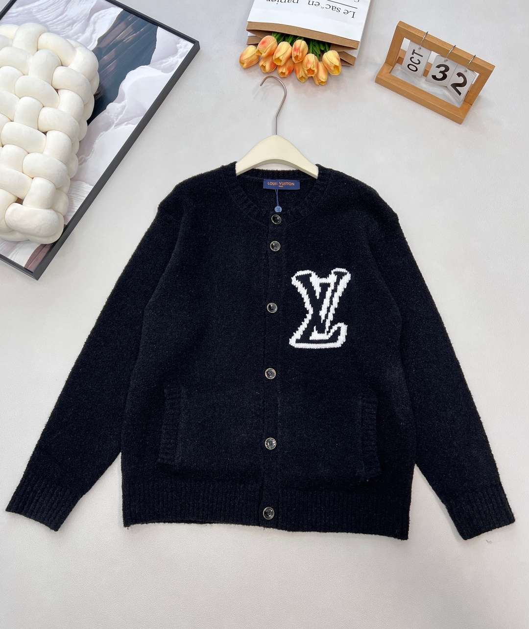 NO:606152,Louis Vuitton 2025 new jacquard knitted cardigan, custom YB sheep wool yarn weaving, technological treatment, obvious texture, knitted cardigan version, ready-made buttons to decorate the placket, narrowed by elastic pit strip thread wrapping, embroidered letter decoration on the chest, the overall shape is advanced and casual, colliding with the fashion tonality, creating a unique and fashionable style of the brand. Customized surface accessories, three standards are complete, large shipments, size sml code,, louis  vuitton,alexander wang19860909Louis Vuitton2025新款提花针织开衫,定制YB绵羊毛纱线织造,工艺处理,肌理明显,针织开衫版型,成衣纽扣装饰开襟,以弹力坑条螺纹包边收窄,胸前提花字母装饰,整体造型高级休闲,碰撞出时尚调性,打造品牌特有时时髦风格.定制面辅料 ,三标齐全,大货出 尺码sml 编码,,louis vuitton,alexander wang,Women's clothing