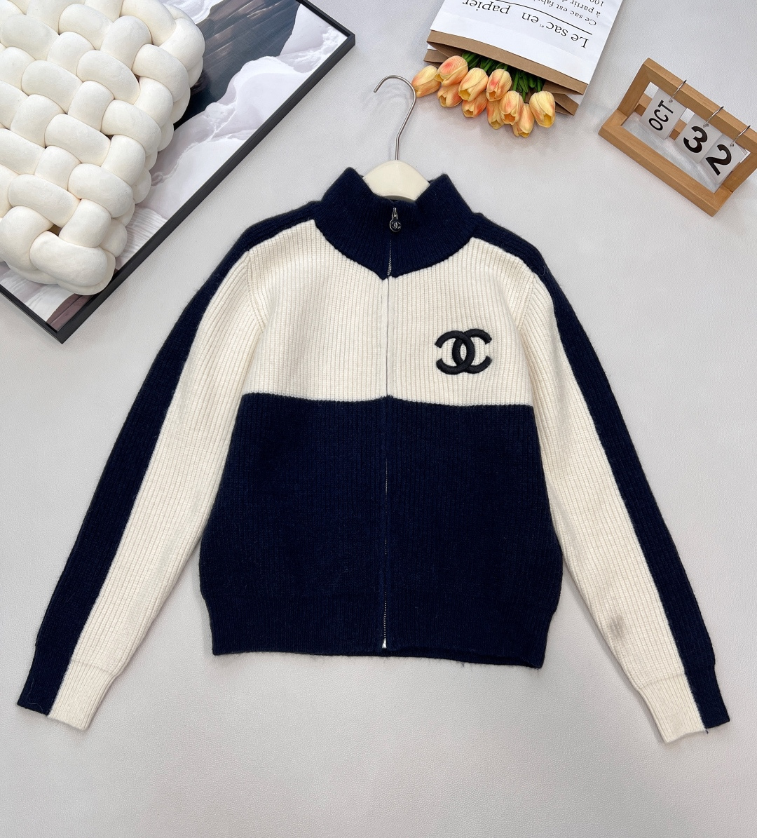 NO:606148,Chanel's new letter-embroidered color-blocked wool jacket!  This style is already very familiar, and all the babies who have followed our previous models will know it!  You can see how good it sells in the picture below!  Exclusive mold customization with embroidered logo on the chest. The fabric is soft and fluffy!  It’s so suitable for this season. Just wear it with jeans and you can interpret Xiaoxiang’s retro temperament!  Combining handsomeness and sweetness, I love it!  Complete three standards, big shipments, sizes sml, chanel, jeans, jackets & coats, alexander wang19860909Chanel新款字母刺绣拼色羊毛外套！这种款式已经是做的轻车熟路 信手拈来跟过我们之前款的宝宝们都知道！多好卖上下图便知！胸前刺绣logo独家开模定制 面料敲击柔顺敲击蓬松感！太适合这个季节了随便搭牛仔裤就可以演绎小香的复古气质！帅气与甜美结合 爱了爱了！三标齐全,大货出 尺码sml 编,,chanel,jeans,jackets & coats,alexander wang,Women's clothing