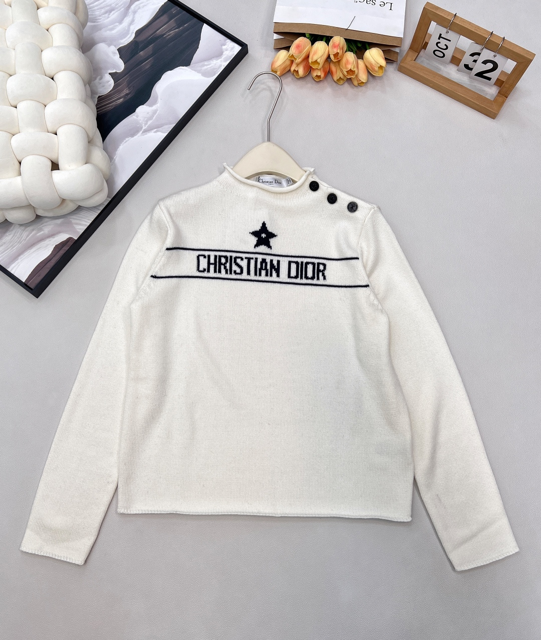 NO:607069,DIOR's new five-pointed star letter embroidered shoulder button sweater, when classic luxury meets cool design, this trend of fashion items must be locked in!  Christian Dior's new knitted sweater makes its grand debut. It is designed with a five-pointed star pattern and brand letter embroidery as the core design, and is paired with unique shoulder buckle details. It cleverly combines the sophistication of high fashion with the personality of street trends, and directly enhances your sense of fashion!  Wool knitted fabric is skin-friendly, comfortable and textured. The half-high collar is neatly cut to show off the spirit, and the buttons on the shoulders are uniquely designed. It can not only create a regular style, but also unlock a casual off-shoulder look. Wear it multiple times to create a variety of fashion senses.  Classic white and deep blue are available in two colors, suitable for various styles. Paired with jeans, you will become a trendy person. Paired with a skirt, you will instantly become an elegant goddess, and can be easily held in multiple scenes such as daily outings and commuting at work. Don’t miss the opportunity to take advantage of trends. If you want to be at the forefront of fashion, this Dior knitted sweater is definitely the best choice to upgrade your wardrobe. Get it now and let your sense of fashion this season be firmly grasped!  Complete three standards, two colors, size sml code, dior, dior, skirts, jeans, sweaters, alexander wang19860909DIOR新款五角星字母刺绣肩扣毛衣,当经典奢华邂逅潮酷设计,这波时尚单品必须锁死！ Christian Dior 新款针织毛衣重磅登场,以五角星图案与品牌字母刺绣为核心设计,搭配别致肩扣细节,将高级时装的精致感与街头潮流的个性风巧妙融合,时尚感直接拉满！ 羊毛针织面料,亲肤舒适又兼具质感,半高领剪裁利落显精神,肩侧纽扣设计别出心裁,既可打造规整穿搭风格,又能解锁随性露肩造型,一衣多穿玩转出多样时尚感. 经典白与深邃蓝两款配色,适配各种风格穿搭搭牛仔裤是率性潮人,配半身裙秒变优雅女神,轻松hold住日常出街、职场通勤等多重场景.潮流先机不容错过,想要跻身时尚前沿的你,这款迪奥针织毛衣绝对是衣橱升级的不二之选,赶紧入手,让这个季节的时尚感被你稳稳拿捏！三标齐全,两色出 尺码sml 编码,,dior,dior,skirts,jeans,sweaters,alexander wang,Women's clothing