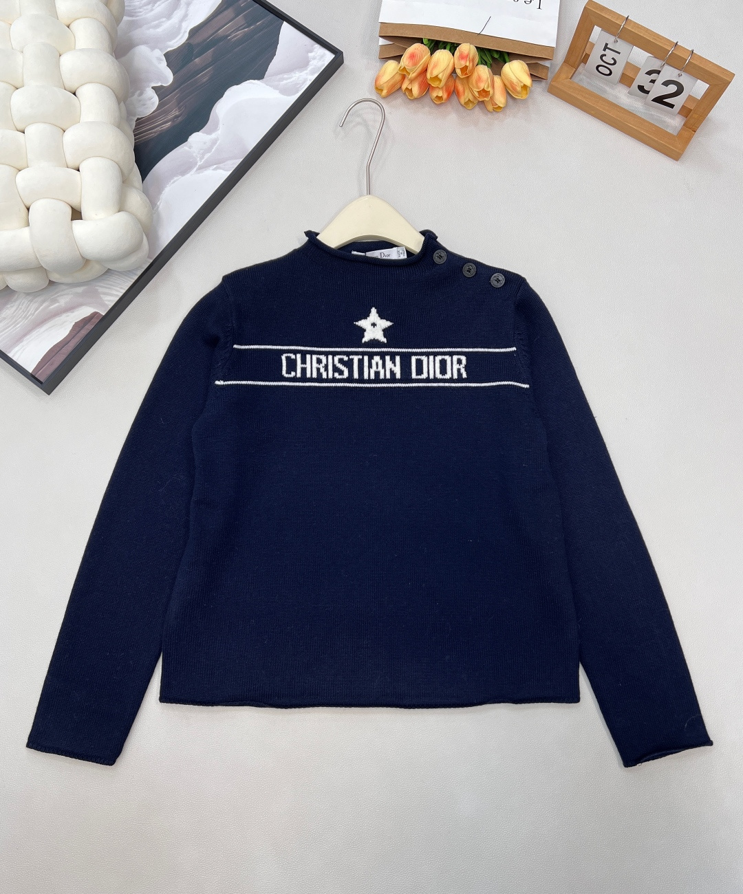 NO:607086,DIOR's new five-pointed star letter embroidered shoulder button sweater, when classic luxury meets cool design, this trend of fashion items must be locked in!  Christian Dior's new knitted sweater makes its grand debut. It is designed with a five-pointed star pattern and brand letter embroidery as the core design, and is paired with unique shoulder buckle details. It cleverly combines the sophistication of high fashion with the personality of street trends, and directly enhances your sense of fashion!  Wool knitted fabric is skin-friendly, comfortable and textured. The half-high collar is neatly cut to show off the spirit, and the buttons on the shoulders are uniquely designed. It can not only create a regular style, but also unlock a casual off-shoulder look. Wear it multiple times to create a variety of fashion senses.  Classic white and deep blue are available in two colors, suitable for various styles. Paired with jeans, you will become a trendy person. Paired with a skirt, you will instantly become an elegant goddess, and can be easily held in multiple scenes such as daily outings and commuting at work. Don’t miss the opportunity to take advantage of trends. If you want to be at the forefront of fashion, this Dior knitted sweater is definitely the best choice to upgrade your wardrobe. Get it now and let your sense of fashion this season be firmly grasped!  Complete three standards, two colors, size sml code, dior, dior, skirts, jeans, sweaters, alexander wang19860909DIOR新款五角星字母刺绣肩扣毛衣,当经典奢华邂逅潮酷设计,这波时尚单品必须锁死！ Christian Dior 新款针织毛衣重磅登场,以五角星图案与品牌字母刺绣为核心设计,搭配别致肩扣细节,将高级时装的精致感与街头潮流的个性风巧妙融合,时尚感直接拉满！ 羊毛针织面料,亲肤舒适又兼具质感,半高领剪裁利落显精神,肩侧纽扣设计别出心裁,既可打造规整穿搭风格,又能解锁随性露肩造型,一衣多穿玩转出多样时尚感. 经典白与深邃蓝两款配色,适配各种风格穿搭搭牛仔裤是率性潮人,配半身裙秒变优雅女神,轻松hold住日常出街、职场通勤等多重场景.潮流先机不容错过,想要跻身时尚前沿的你,这款迪奥针织毛衣绝对是衣橱升级的不二之选,赶紧入手,让这个季节的时尚感被你稳稳拿捏！三标齐全,两色出 尺码sml 编码,,dior,dior,skirts,jeans,sweaters,alexander wang,Women's clothing