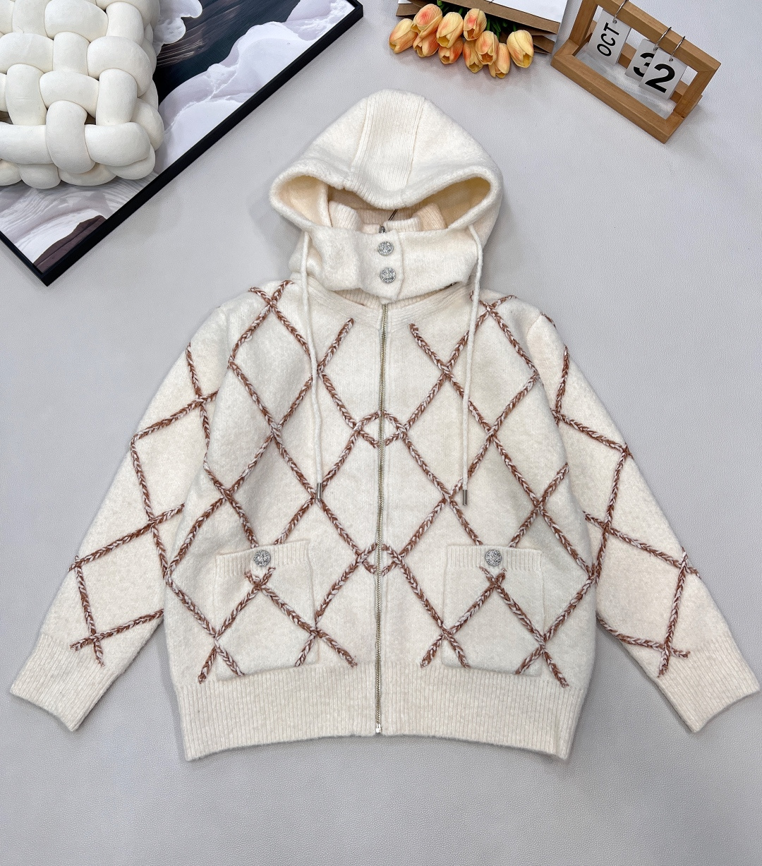 NO:607076,CHANEL coco neige ski series contrasting rhombus knitted zipper hooded cardigan jacket created by Virginie Via, drawing inspiration from the world of ice and snow sports, presenting a series of works with a very functional style.  The custom-made special cashmere yarn has a great texture and is very comfortable to the touch. It is very soft. The rhombus twist weaving on the top is completely hand-made. Remember, it is not the kind of ready-made ribbon that is put on a flat machine. You can tell whether it is hand-woven on the back, because the hand-knitted part is elastic. If the rhombus is put on the machine, the elasticity will become smaller and it will be uncomfortable to wear!  Every stitch and every detail is as close to the original as possible. All three standards are complete, and large quantities are shipped. Size SML code H, chanel, jackets & coats, hats, alexander wang19860909CHANEL coco neige滑雪系列 撞色菱格针织拉链连帽开衫外套 由维吉妮·维娅创作,从冰雪运动世界汲取灵感,呈现极具机能风格的系列作品. 定制特种羊绒纱,质感很棒手感特别特别舒服,很软很软,上面全手工做的菱格麻花编织,切记不是那种现成的织带用平车机器车上去的,反面看的出来是不是手工编织,因为手工编织上去的有弹力,如果机器车上去的菱格部分弹力就变小了,穿上不舒服！一针一线每一处细节都尽量跟足原版.三标齐全,大货出 尺码sml 编码H,,chanel,jackets & coats,hats,alexander wang,Women's clothing