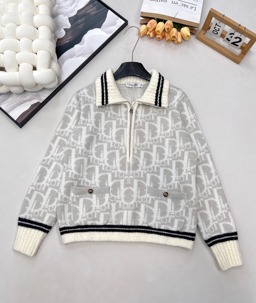 NO:607072,DIOR's new knitted lapel long sleeves are an excellent fusion of fashion and texture. The jacquard texture of the same color blends the brand logo into the body in a low-key manner. It looks simple but hides high-level recognition, and reveals exquisite taste in every gesture. The silver zipper design is not only convenient to put on and take off, but also adds a neat modern feel to the whole. The gold decorative buttons on the pockets on both sides are the finishing touch, which directly adds to the sense of sophistication, and the details are full of luxury style.  Whether paired with jeans to create a casual and casual style, or paired with a skirt to show an elegant temperament, it can be perfectly adapted and easily become the focus of the style, allowing you to show your own fashion attitude in various occasions. Complete with three standards, large quantities are shipped. Sizes sml code D3, dior, skirts, jeans, alexander wang19860909DIOR新款针织翻领长袖,是时尚与质感的绝佳融合.同色系提花纹理,将品牌标识低调地融入衣身,看似简约却暗藏高级辨识度,举手投足间都是精致品味的流露. 银色拉链设计,不仅方便穿脱,还为整体增添了一丝利落的现代感.两侧口袋的金色装饰扣,更是点睛之笔,让精致感直接拉满,细节处尽显奢华格调. 无论是搭配牛仔裤打造休闲随性风,还是搭配半裙展现优雅气质,它都能完美适配,轻松成为造型中的吸睛焦点,带你在各种场合都能展现出独属于自己的时尚态度.三标齐全,大货出 尺码sml 编码D3,,dior,skirts,jeans,alexander wang,Women's clothing