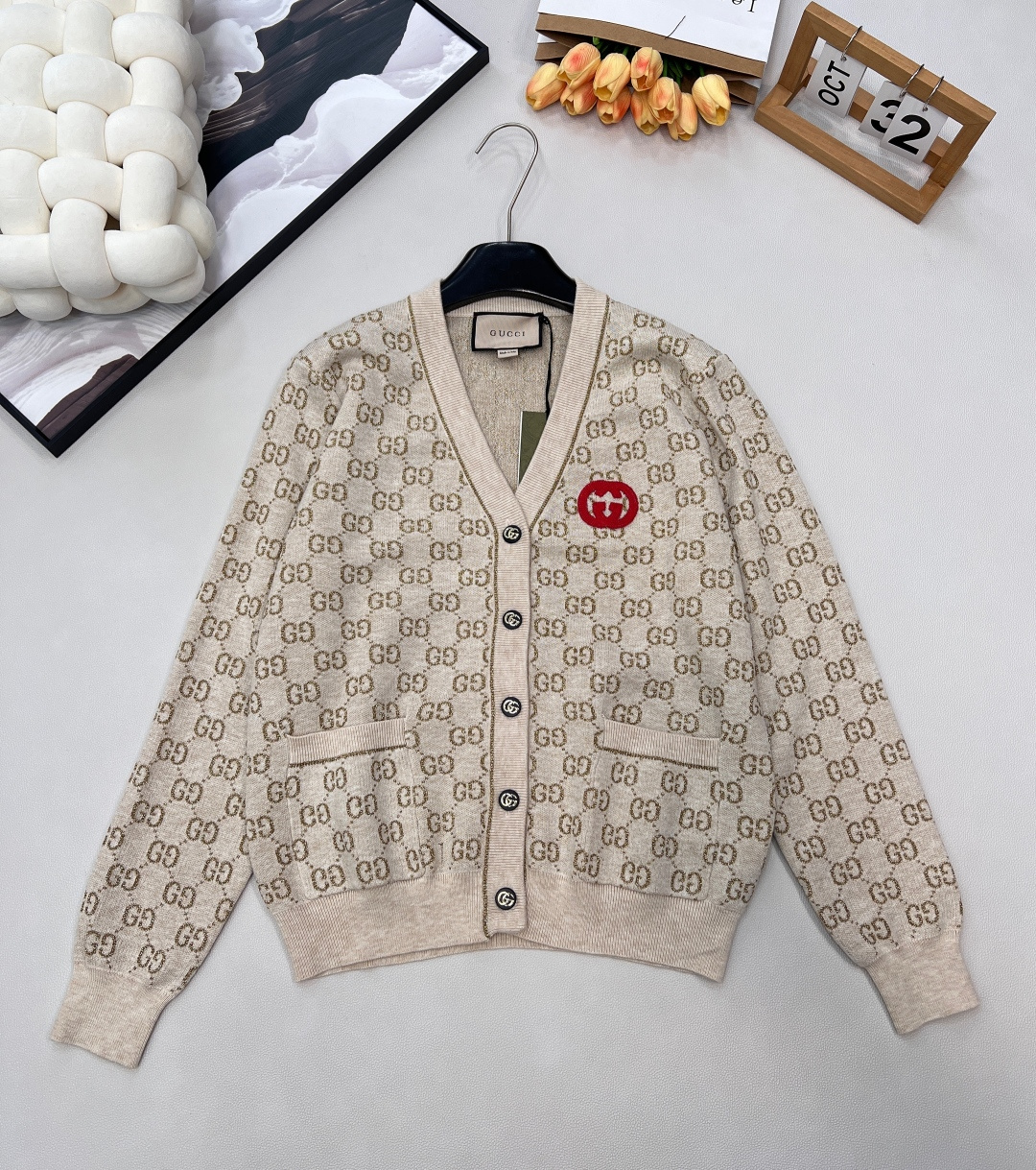 NO:607064,The red Logo label on the chest of Gucci25's new knitted V-neck long-sleeved cardigan is a highlight and a recognizable feature, making the basic presbyopia not monotonous~ The placket metal buckle is made with German integrated hang-up technology and is exclusively made of imported Italian gold wire, which is soft and skin-friendly. Giving you a real sense of luxury, this cardigan uses a gold and silver thread GG jacquard pattern to echo the aesthetic design!  The classic double Glogo does not require any fancy design and decoration. It is recommended by Nu Zan. The workmanship of this model is really amazing!  It definitely shows the nobility and style. It will not be solid at all when worn close to the body. It is highly wearable and the upper body is noble and elegant. The special color is fashionable and concave to the daily fashion shape. The upper body not only shows the figure but also has a gentle temperament. It is a must-have for early autumn!  Complete three standards, two colors, size sml, code G, gucci, alexander wang19860909Gucci25新款针织v领开衫长袖胸口的红色Logo贴标 是亮点也是辨识度 让基础老花不单调~门襟金属扣德国一体挂机工艺、独家采用进口意大利金丝,柔软亲肤.给你奢侈品真正的穿着质感这款开衫选用金银丝线GG提花图案呼应美学设计！经典双GLogo 不需要任何花哨的设计与装饰,怒赞实力推荐的一款 此款做工真的是绝了！就把高贵与格调展露无疑.贴身穿一点都不会扎.实穿性高 上身高贵典雅范儿十足 特调颜色时尚凹出日常fashion造型,上身既显身材又不失温柔气质 早秋外搭必备！三标齐全,两色出 尺码sml 编码G,,gucci,alexander wang,Women's clothing