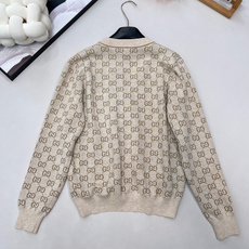 🆕Gucci25新款针织v领开衫长袖🛒胸口的红色Logo贴标 是亮点也是辨识度 让基础老花不单调~门襟金 🆕Gucci25新款针织v领开衫长袖🛒胸口的红色Logo贴标 是亮点也是辨识度 让基础老花不单调~门襟金