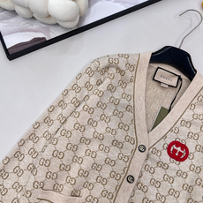🆕Gucci25新款针织v领开衫长袖🛒胸口的红色Logo贴标 是亮点也是辨识度 让基础老花不单调~门襟金 🆕Gucci25新款针织v领开衫长袖🛒胸口的红色Logo贴标 是亮点也是辨识度 让基础老花不单调~门襟金