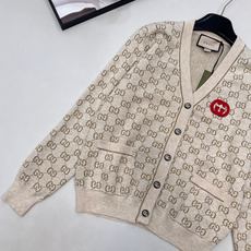 🆕Gucci25新款针织v领开衫长袖🛒胸口的红色Logo贴标 是亮点也是辨识度 让基础老花不单调~门襟金 🆕Gucci25新款针织v领开衫长袖🛒胸口的红色Logo贴标 是亮点也是辨识度 让基础老花不单调~门襟金
