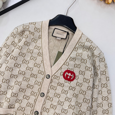 🆕Gucci25新款针织v领开衫长袖🛒胸口的红色Logo贴标 是亮点也是辨识度 让基础老花不单调~门襟金 🆕Gucci25新款针织v领开衫长袖🛒胸口的红色Logo贴标 是亮点也是辨识度 让基础老花不单调~门襟金