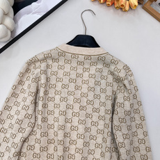 🆕Gucci25新款针织v领开衫长袖🛒胸口的红色Logo贴标 是亮点也是辨识度 让基础老花不单调~门襟金 🆕Gucci25新款针织v领开衫长袖🛒胸口的红色Logo贴标 是亮点也是辨识度 让基础老花不单调~门襟金