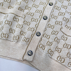 🆕Gucci25新款针织v领开衫长袖🛒胸口的红色Logo贴标 是亮点也是辨识度 让基础老花不单调~门襟金 🆕Gucci25新款针织v领开衫长袖🛒胸口的红色Logo贴标 是亮点也是辨识度 让基础老花不单调~门襟金