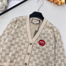 🆕Gucci25新款针织v领开衫长袖🛒胸口的红色Logo贴标 是亮点也是辨识度 让基础老花不单调~门襟金 🆕Gucci25新款针织v领开衫长袖🛒胸口的红色Logo贴标 是亮点也是辨识度 让基础老花不单调~门襟金