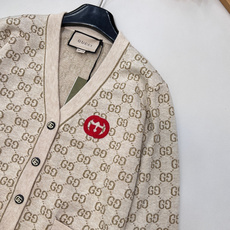 🆕Gucci25新款针织v领开衫长袖🛒胸口的红色Logo贴标 是亮点也是辨识度 让基础老花不单调~门襟金 🆕Gucci25新款针织v领开衫长袖🛒胸口的红色Logo贴标 是亮点也是辨识度 让基础老花不单调~门襟金